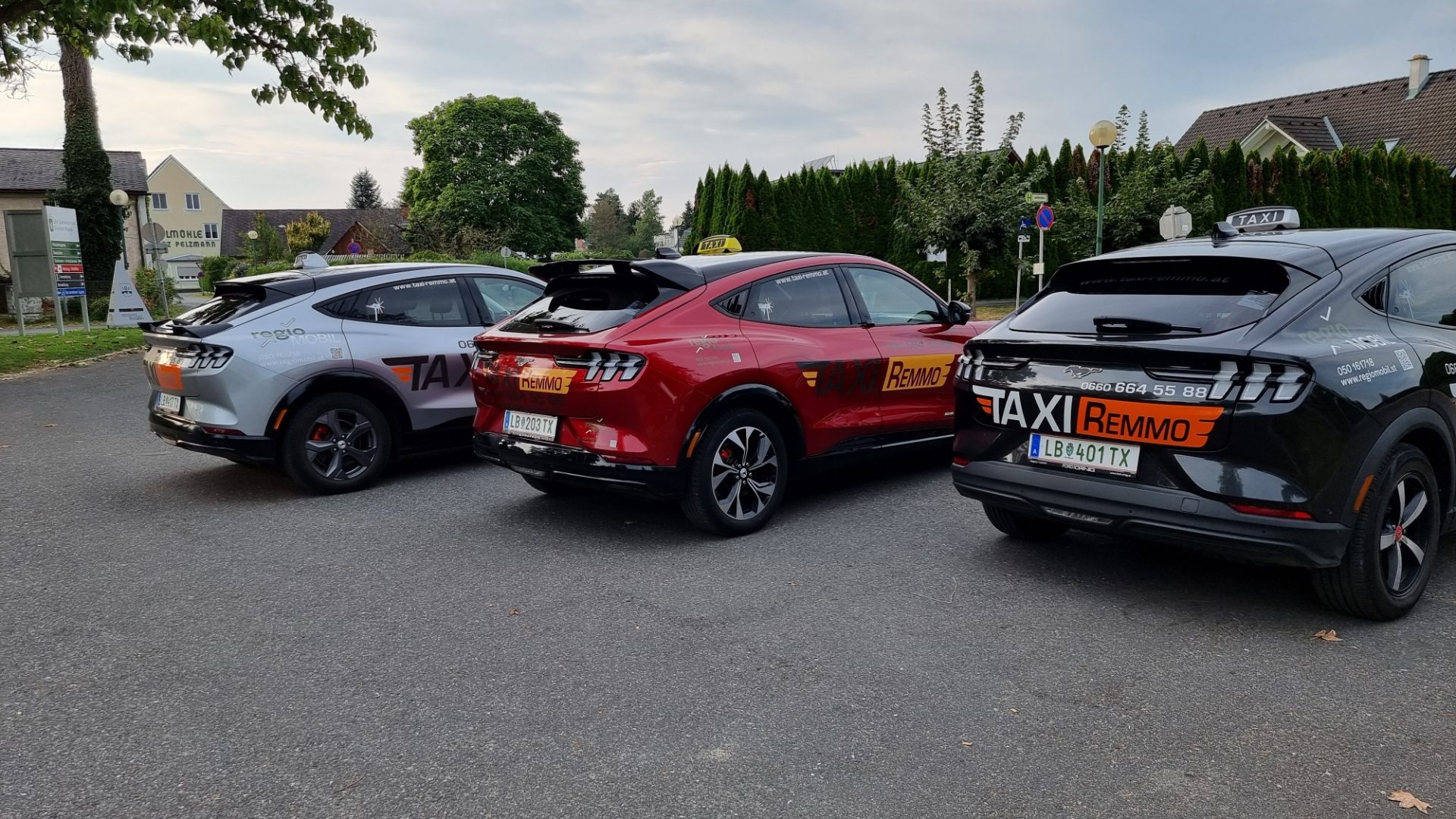 Elektro-Taxi Flotte von Remmo Taxi mit mehreren Ford Mustang Mach-E Fahrzeugen
