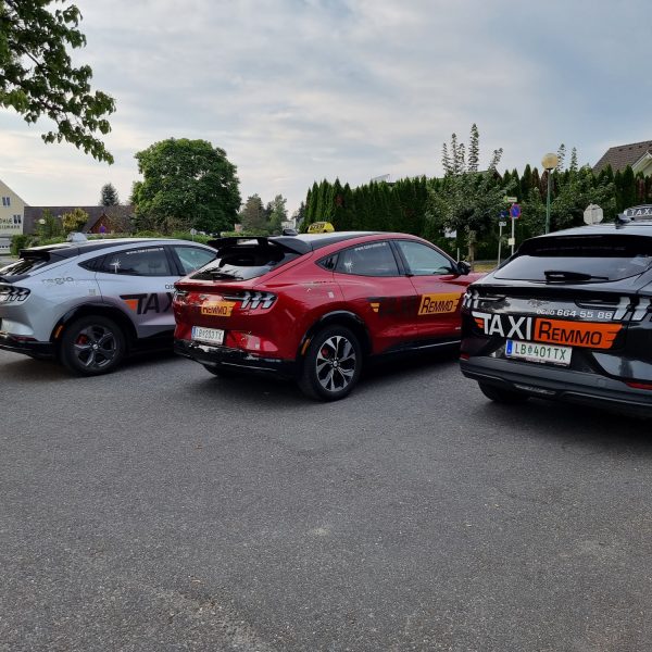 Elektro-Taxi Flotte von Remmo Taxi mit mehreren Ford Mustang Mach-E Fahrzeugen