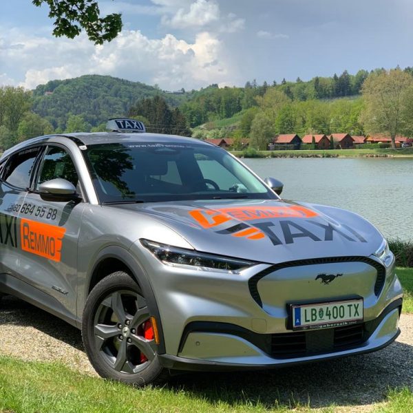 Elektro-Taxi Ford Mustang Mach-E von Remmo Taxi am See in der Südsteiermark