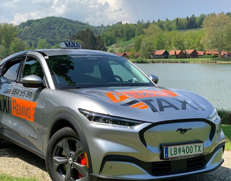Elektro-Taxi Ford Mustang Mach-E von Remmo Taxi am See in der Südsteiermark