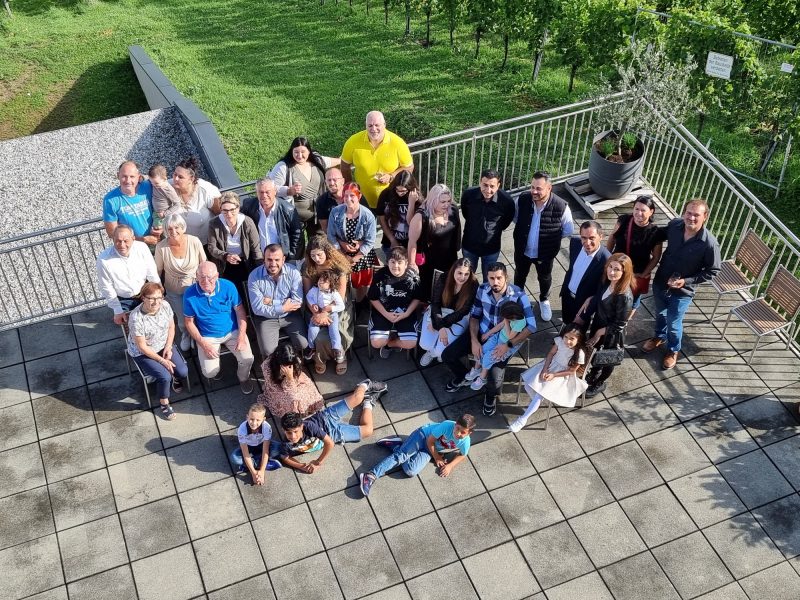 Gruppenfoto des Remmo Taxi Teams mit Familienangehörigen bei einer gemeinsamen Feier
